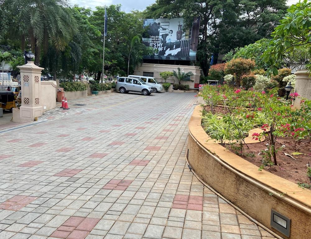 Grand Chennai By Grt Hotels Екстер'єр фото The entrance of the hotel